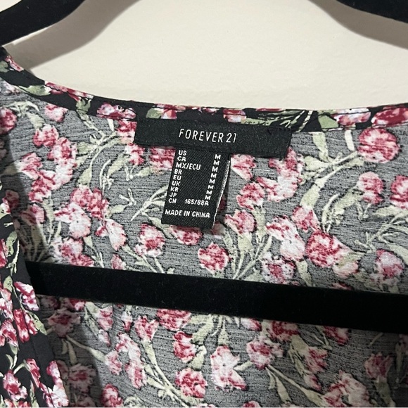 Forever 21 NWOT Black Floral Women's Top - Picture 3 of 3